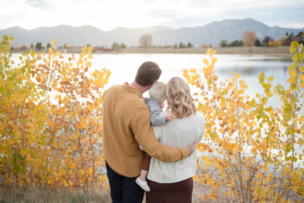 denver family photographer, family looking at mountains